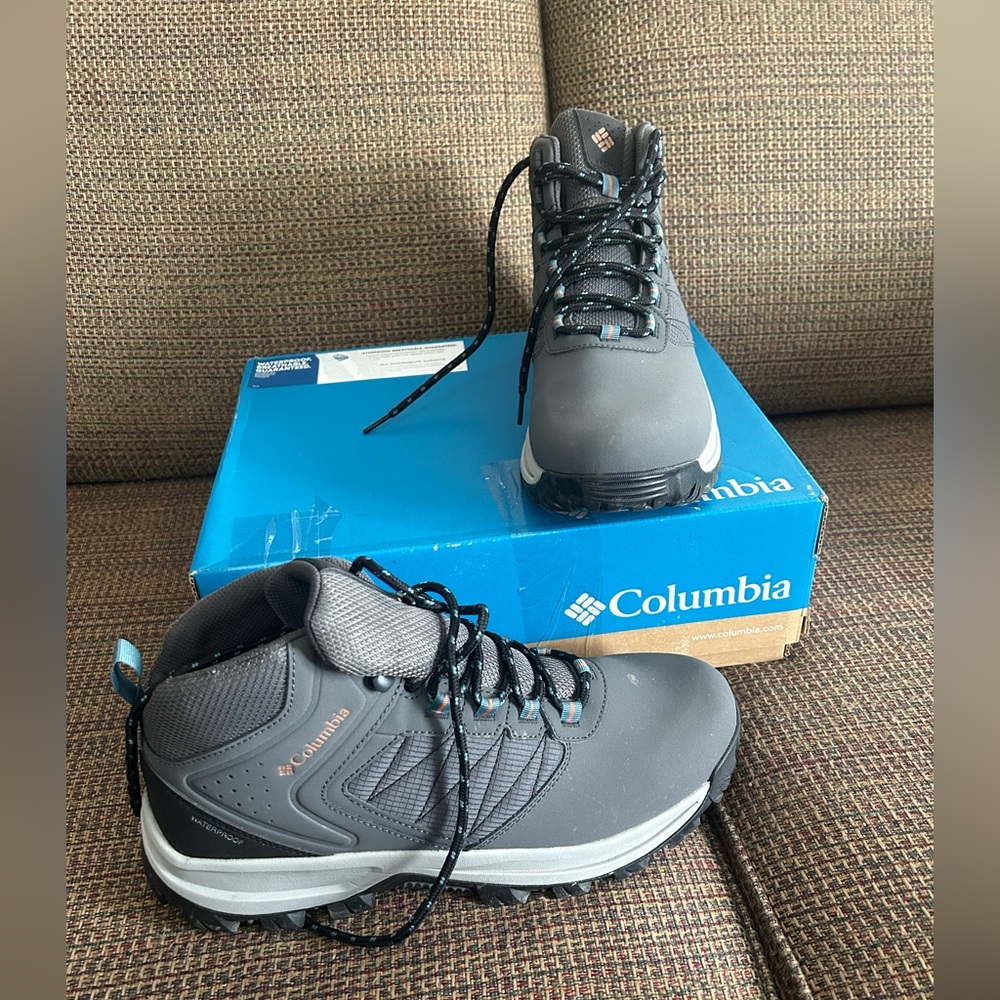 New in Original Box Mens Columbia Hiking Boots. Size 11W